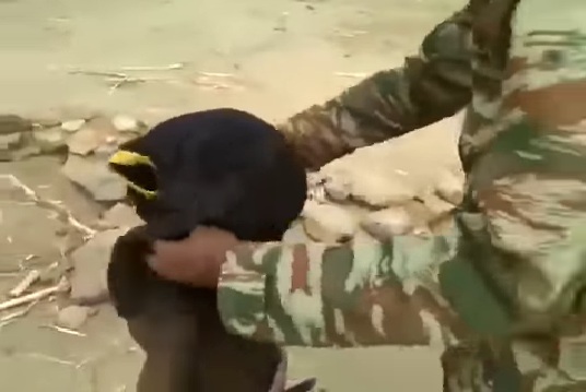 सैनिकों ने दो मासूम बच्चों और उनकी मां को गोलियों से भूना.. देखें वीडियो