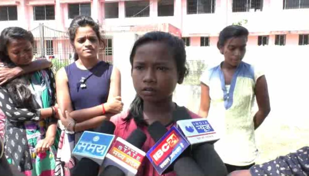 छात्रावास में  लड़कियों का वीडियो बनाने वाले  प्राचार्य की अधीक्षिका द्वारा पिटाई