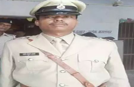 जब्त शराब की खुलेआम  बिक्री कर रहे थे थानेदार ,एसपी ने रंगे हाथ किया गिरफ्तार