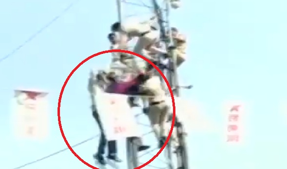 प्रदर्शन के दौरान टॉवर की ऊंचाई से नीचे गिरकर आशा कार्यकर्ताएं घायल..  देखें वीडियो