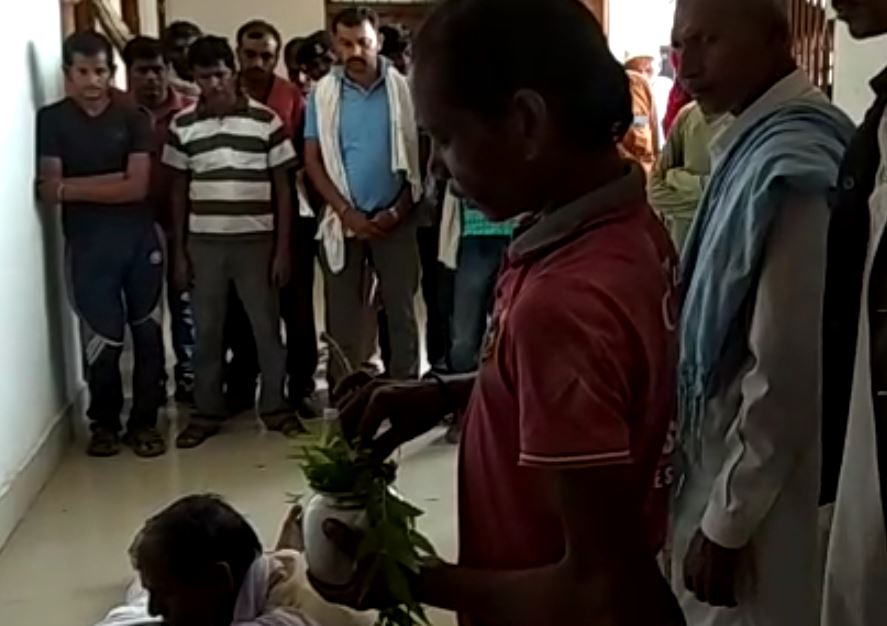 चीर घर के सामने चलता रहा अंध विश्वास का खेल ,पुलिस और आम जनता बनी रही मूक दर्शक