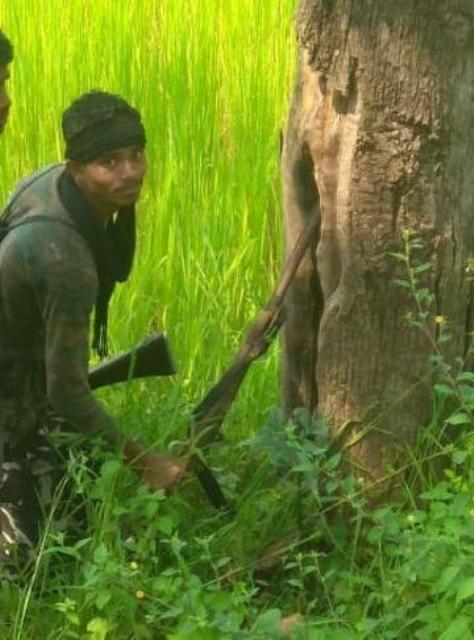 नक्सलियों ने पेड़ के अंदर छिपाए थे हथियार, बरामद