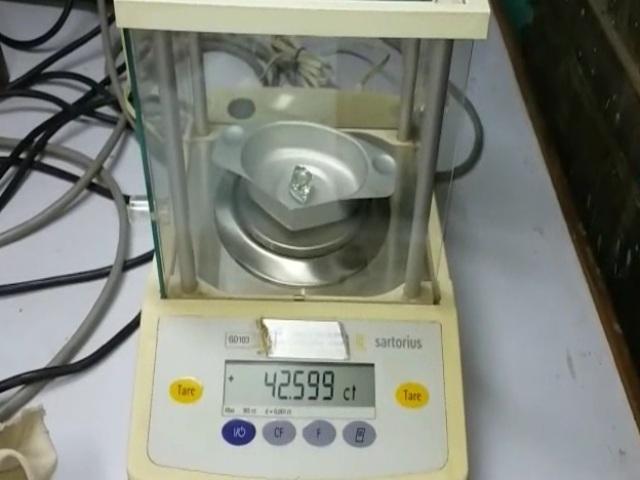 पलभर में बदल गई मजदूर की किस्मत, खदान में मिला करोड़ों का हीरा