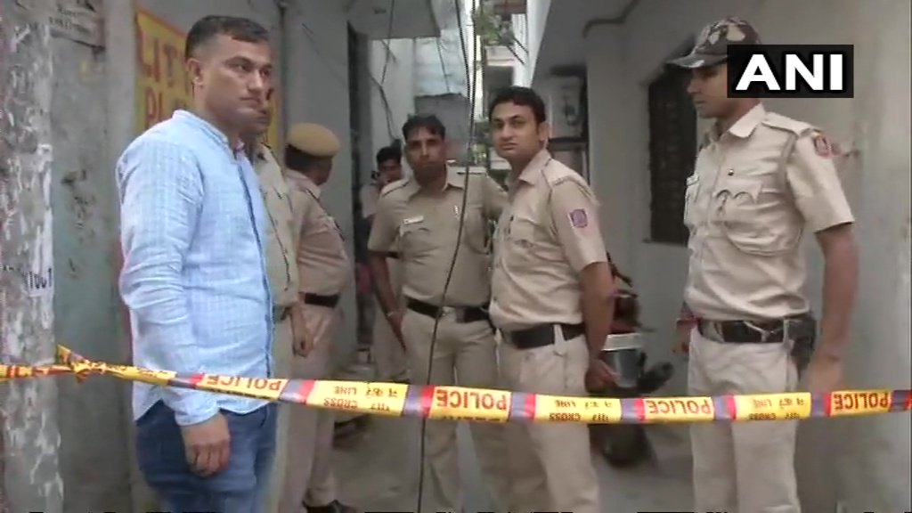 दिल्ली में एक ही परिवार के तीन लोगों की चाकू मारकर हत्या