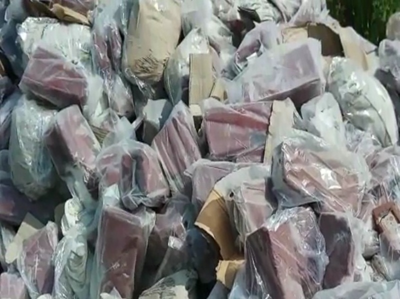 कचरे के ढेर में मिला भारी मात्रा में बारूद, पुलिस जांच में जुटी