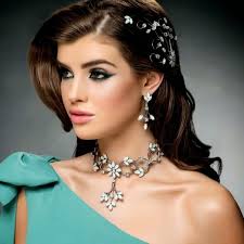 फेस्टिवल के हिसाब से जाने कैसा हो आपका मेकअप