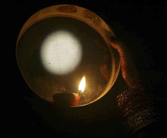 जानें करवा चौथ का शुभ मुहूर्त, पूजन की विधि और मान्यता