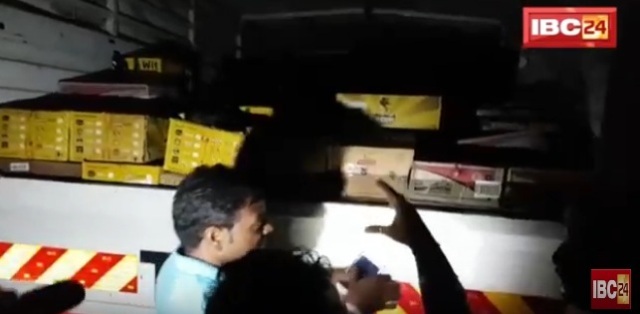 पश्चिम विधानसभा में पकड़ाया शराब से भरा ट्रक, निर्वाचन आयोग करवा रहा पेटियों की स्कैनिंग