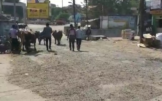 जर्जर सड़क और पुल से परेशान यहां लोगों ने लगाए बैनर- ‘अबकी बार तिगड्डा सरकार’