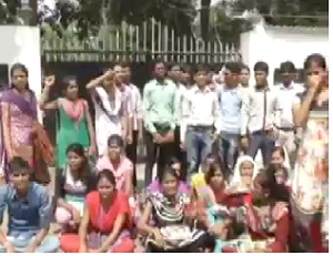 डाटा एंट्री ऑपरेटरों ने किया अजय चंद्राकर के घर का घेराव