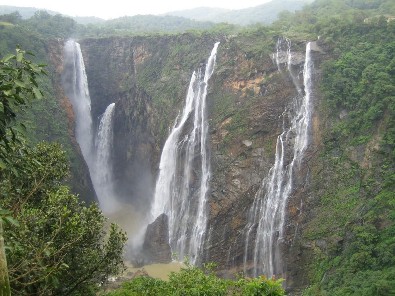 सैलानियों को आकर्षित करता है पचमढ़ी