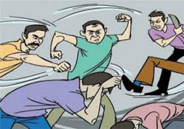 दो गुट आपस में भिड़े, पांच गंभीर रूप से घायल