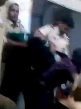 वायरल हुआ पुलिस थाने में प्रेमी जोड़े की पिटाई का विडियो
