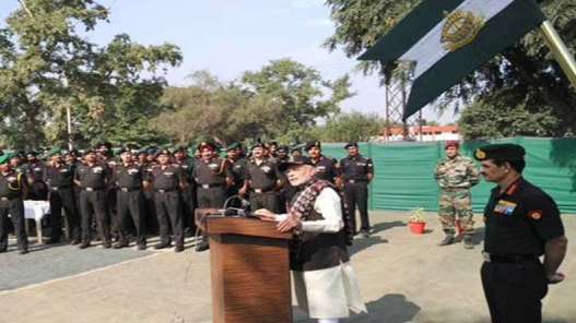 पीएम नरेंद्र मोदी ने सैनिकों संग मनाई दीपावली