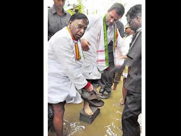 राहुल गांधी को पूर्व केंद्रीय मंत्री ने हाथ से उठाकर दी चप्पल