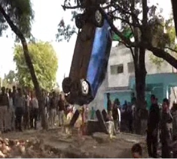 कटनी: कुंए में गिरी कार