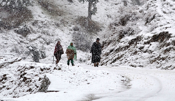 कश्मीरघाटी: 24 घंटे में 2 फीट बर्फबारी