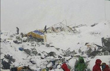 एवरेस्ट पर हिमस्खलन से 22 पर्वतारोहियों की मौत