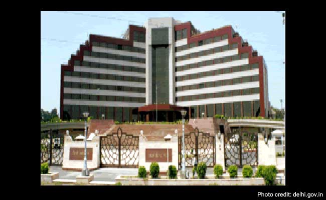 दिल्ली सचिवालय में राजेंद्र कुमार के घर छापा