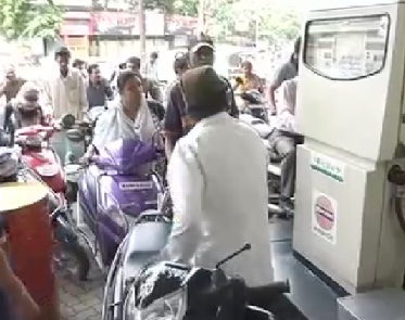 पेट्रोल 50, डीजल 46 पैसे प्रति लीटर सस्ता