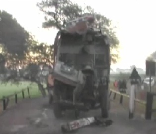 रतलाम: ट्रेन ने बोरवेल मशीन को टक्कर मारी