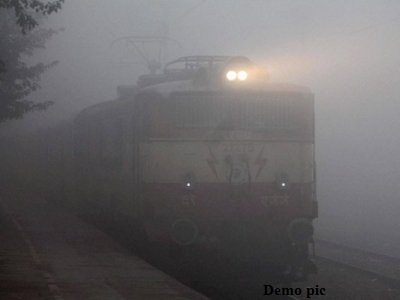 घने कोहरे की आशंका के बाद रेलवे ने कई ट्रेनों को किया निरस्त