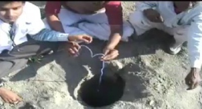 30 फीट गहरे बोरवेल में गिरा चार वर्ष का बच्चा