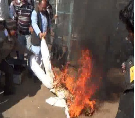 विदिशा: कांग्रेसियों ने पीएम मोदी का पुतला फूंका