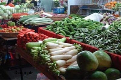 छात्राओं ने कचरा फैलाने वालों को सही राह दिखाने के लिए की गांधीगीरी, दिया फूल