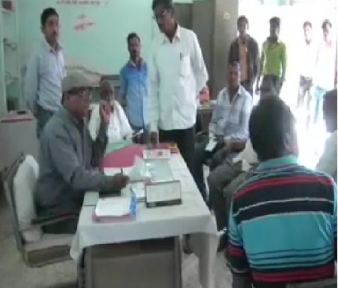 मध्यप्रदेश: कम नहीं हो रही किसानों की परेशानी