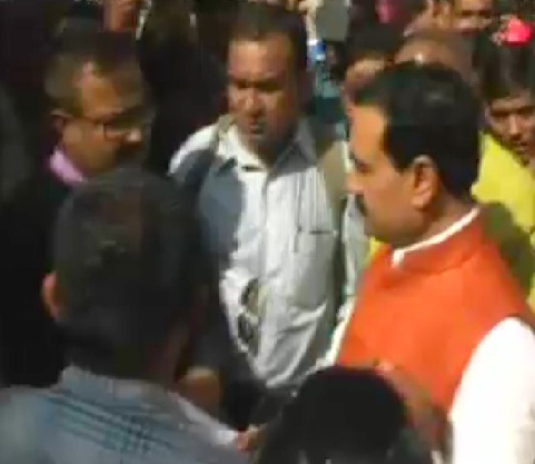 स्वास्थ्य विभाग के कर्मचारियों ने नरोत्तम मिश्रा का घेराव किया