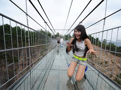 चीन: दुनिया के सबसे बड़े शीशे के पुल का नामकरण प्रतियोगिता