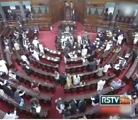 संसद के शीतकालीन सत्र के आखिरी दिन दोनों में हुआ हंगामा