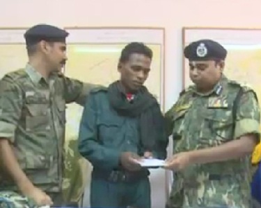 बस्तर में दो इनामी माओवादियों ने किया सरेंडर