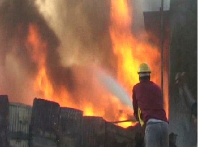 उज्जैन: प्लास्टिक फैक्ट्री में आग से लाखों का नुकसान