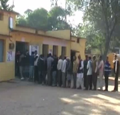 कोरिया: EVM में खराबी से 1 घंटे बाधित रहा वोटिंग