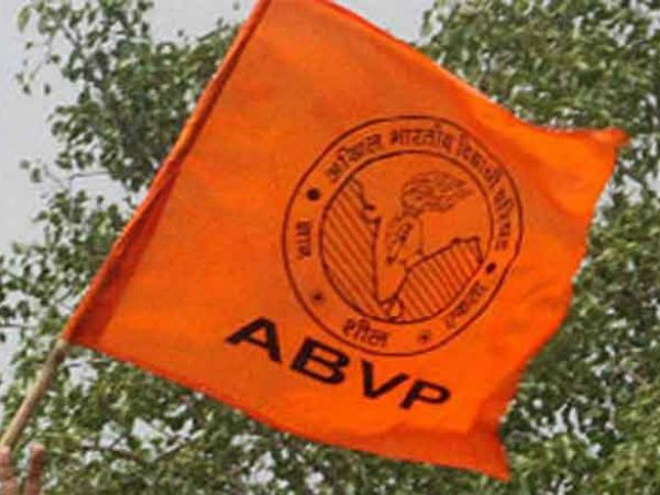 Indore News : ABVP कार्यकर्ताओं का प्रदर्शन जारी..! विश्वविद्यालय में लगा अव्यवस्थाओं का अंबार, धरना प्रदर्शन कर जताया विरोध..