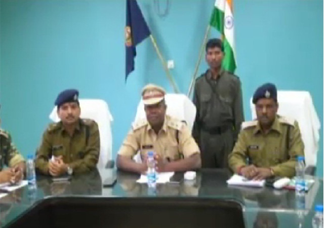 आठ लाख के इनामी नक्सली ने किया सरेंडर