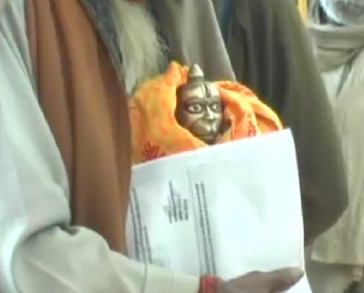छतरपुर: जनसुनवाई के दौरान भगवान की मूर्ति लेकर पहुंचा शख्स