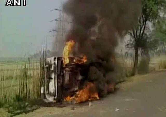 पश्चिम बंगालः सड़क दुर्घटना में युवक की मौत, भीड़ ने पुलिस जीप में लगाई आग