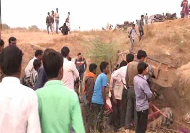 ट्रॉली समेत गड्ढे में गिरा ट्रैक्टर, तीन की मौत, आठ घायल