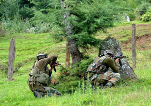 J&K: पुलवामा मुठभेड़ में दो आतंकी मारे गए, एक नागरिक की मौत