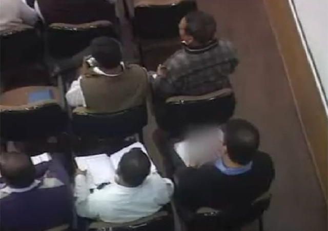 बैठक में देख रहे थे पोर्न क्लिप, किए गए निलंबित