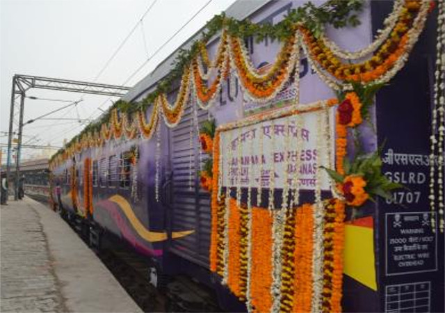 वाराणसी में पीएम मोदी ने महामना एक्सप्रेस को दिखाई हरी झंडी