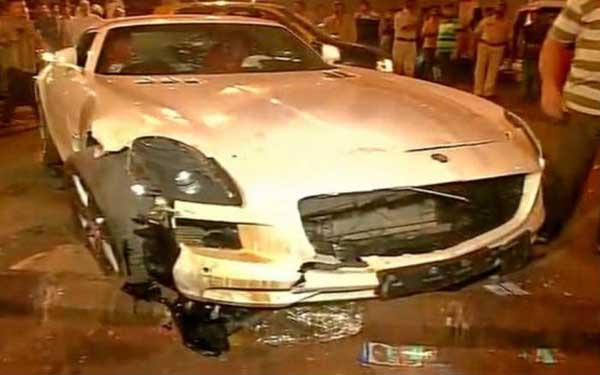 मुंबई में मर्सिडीज कार ने फुटपाथ पर सो रहे 5 लोगों को कुचला