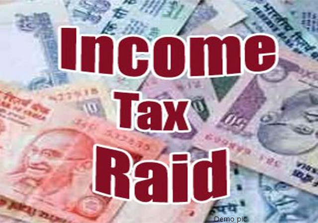 चार व्यापारियों के सात ठिकानों पर आयकर का छापा