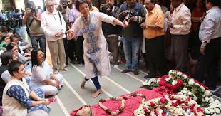 बेटी ने क्लासिकल डांस कर मृणालिनी को दी अंतिम विदाई