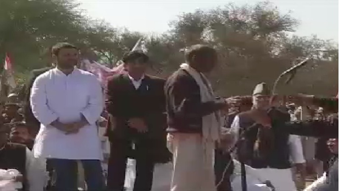 राहुल गांधी ने बुंदेलखंड में सूखे का जायजा लिया