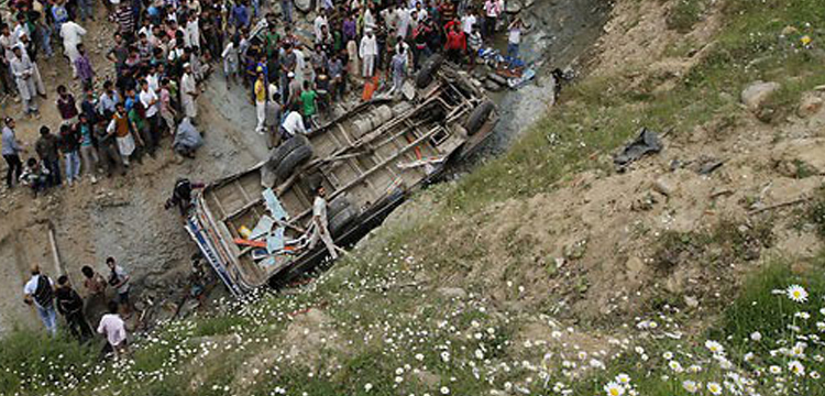 पहाड़ी से गिरी बस 10 की मौत, 21 घायल