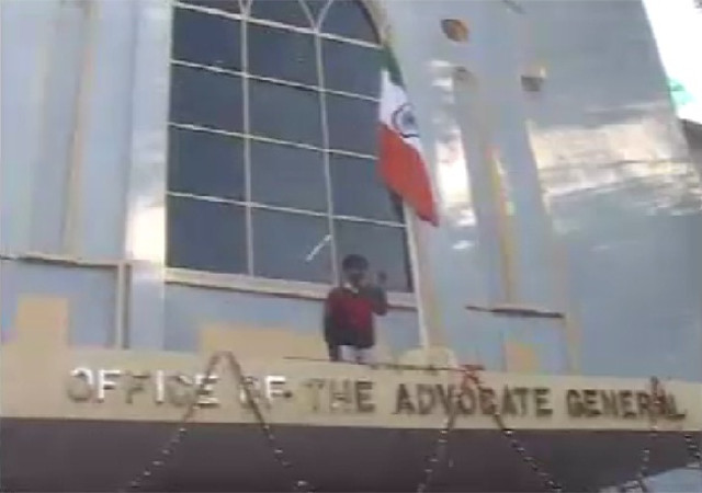 जबलपुरः महाधिवक्ता कार्यालय में फहराया उल्टा तिरंगा